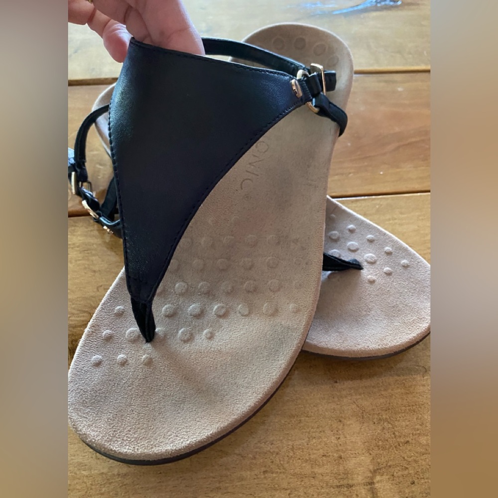 Vionic leather sandals size 8 Kirra black
